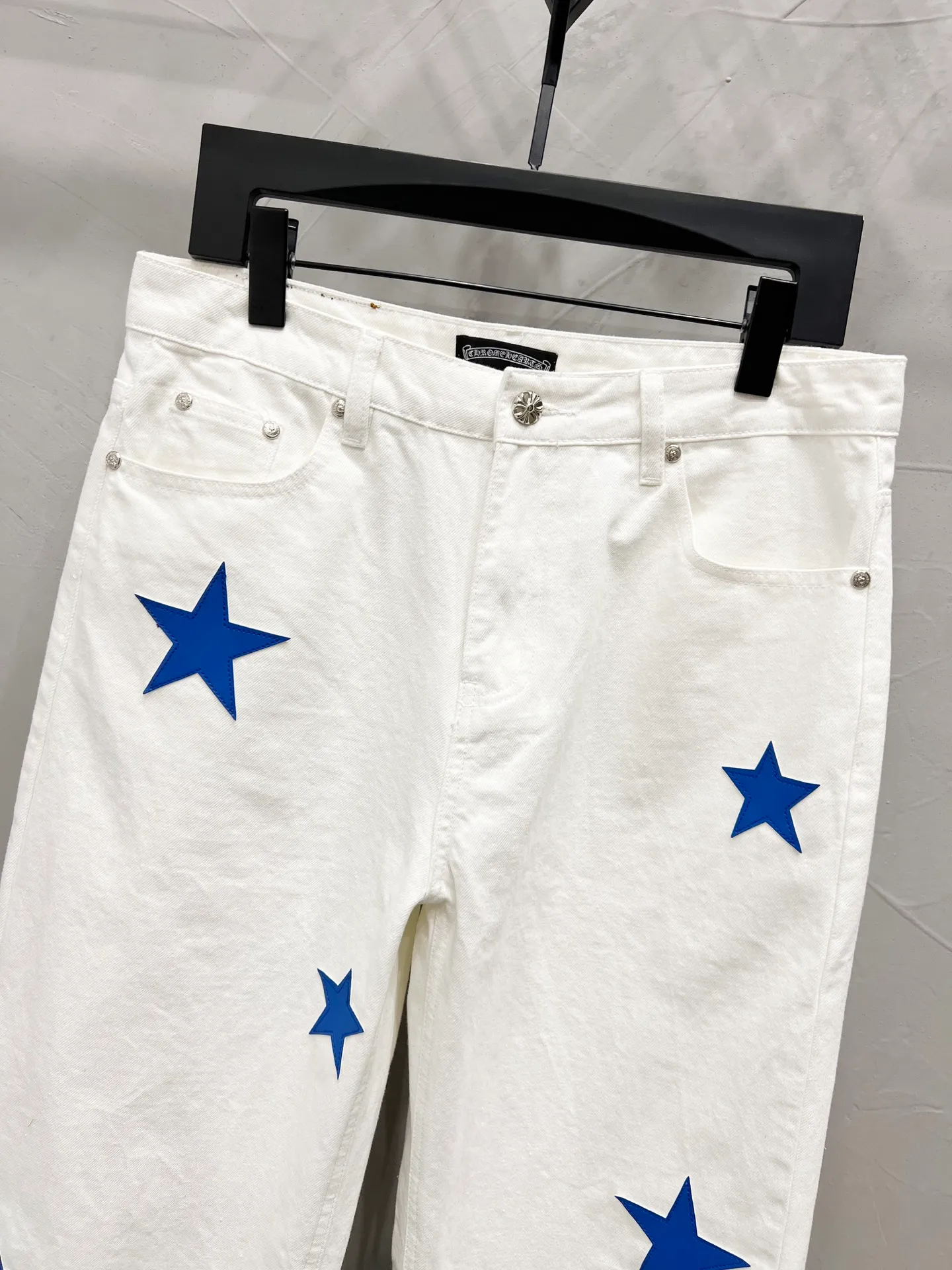 P220 Style number: [M910] Chrome hearts & Chrome hearts 25ss blue five-pointed star frame leather jeans CH Chrome hearts double knee five-pointed star frame leather bo1 version logging pants straight work pants B136 Chrome hearts cross Sanskrit overalls Counter price 24W level, patched cross flower embellishment, high-waisted washed jeans! ! Absolutely high-end luxury products, 1.9W level god-level single products, super popular products, made by top heavy industry, not to be missed. About Zangyin, this is an extremely luxurious fashion brand, which can also be called the nobles of the high street. It has always been an exclusive brand of some hipsters or rich second generation. Compared with ordinary high streets, it is more luxurious and noble. Compared with luxury brands, it has a more fashionable personality and has always been a brand that I have a special liking for. Imported yarn is custom-woven into a high-density twill canvas, which ensures a crisp silhouette while also making the fabric feel very delicate. It follows the B01 classic silhouette and has a crisp and stylish upper body. The ready-made garments are stone-milled and fermented and can be matched with any style. Buttons and zinc-brushed washable genuine YKK retro metal products. Double-layered canvas on the front. Perfect details. All hardware is perfect. Size: 30-32-34-36 Color: White pants with leather five-pointed star